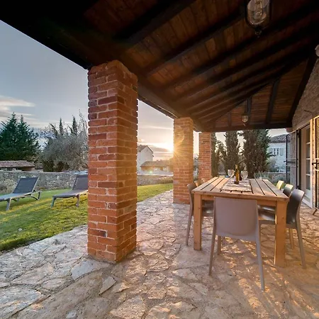 Avalon - Luxury With Pool In The Centre Of Istria ヴィラ *